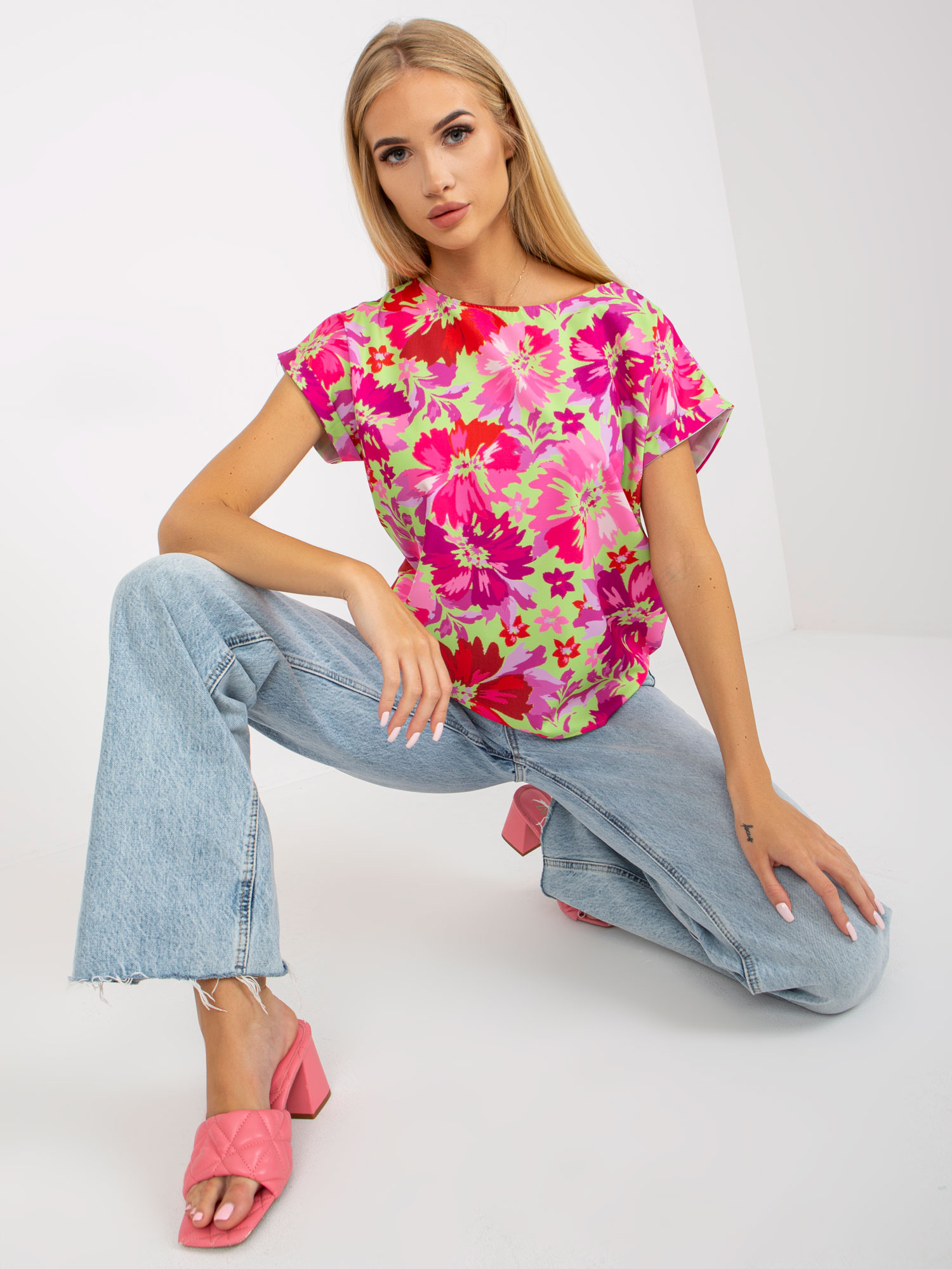 Bluzki w kwiaty plus jeansy stylizacje